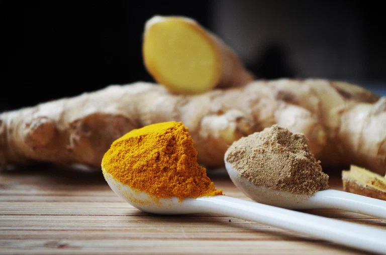 Turmeric root and powder with molecular structure of curcumin